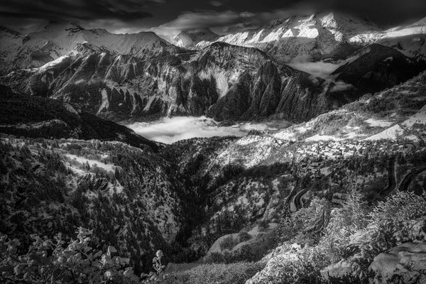 Photo de montagne d'huez en Oisans en noir et blanc