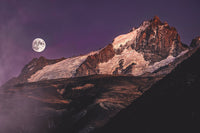 La lune rouge 2 (Photographie couleur) - Cyrille Quintard Photography : Tableau photo de montagne