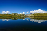 Lac symetrique  : photographie de montagne couleur.